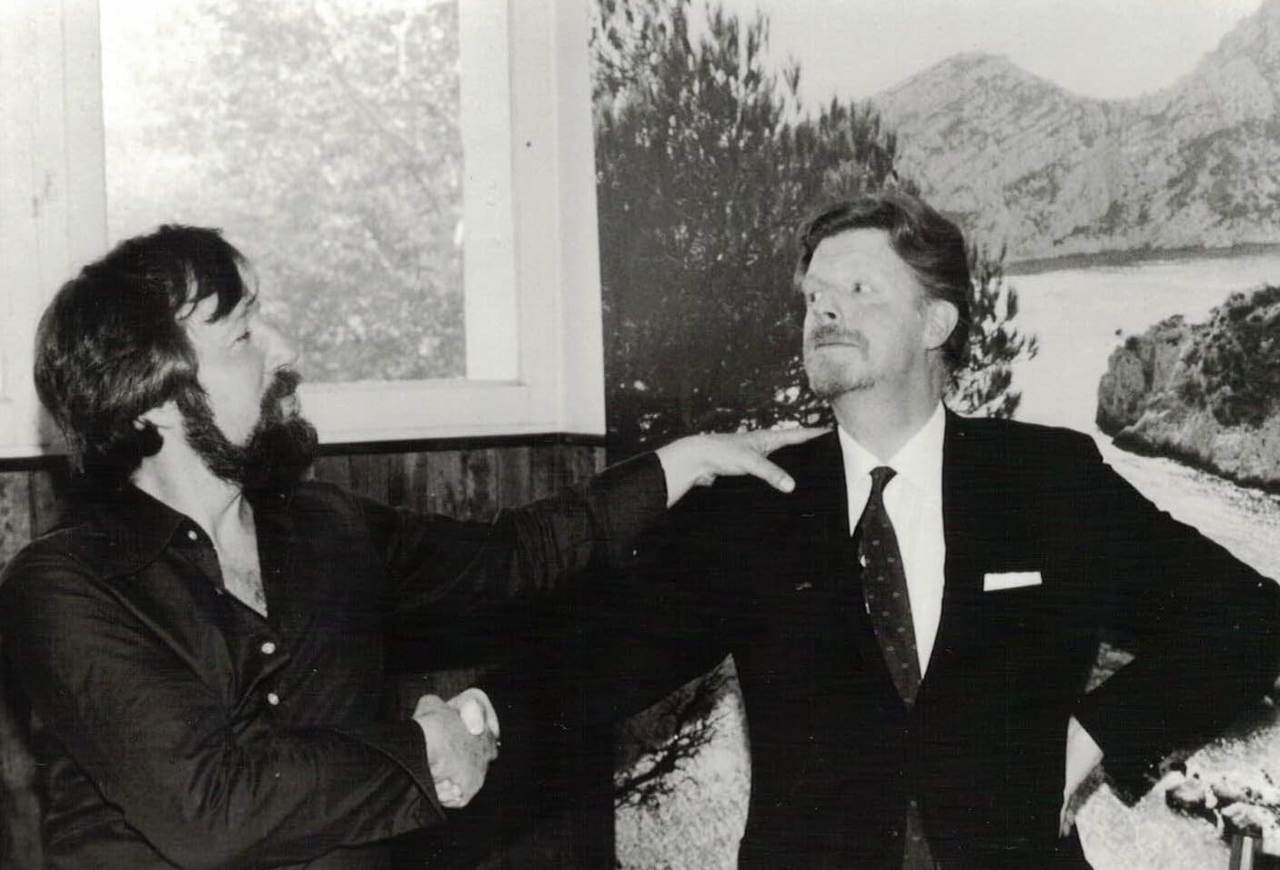 Photo of Jacek Gilewicz shake hands with Peter Wynn